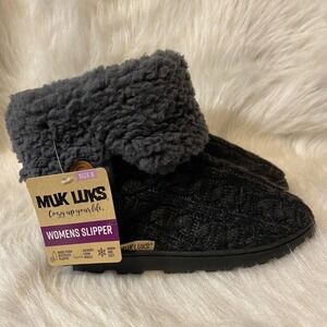 Muk Luks Slippers Boots Womens Size 6 Fuzzy Black Gray Slip On Shoes
